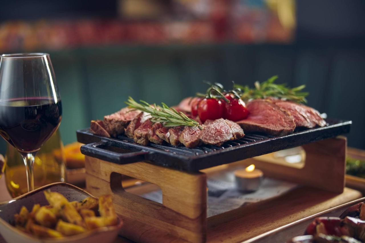 Amsterdam Marriott Hotel Exterior photo A steak served on a hot stone